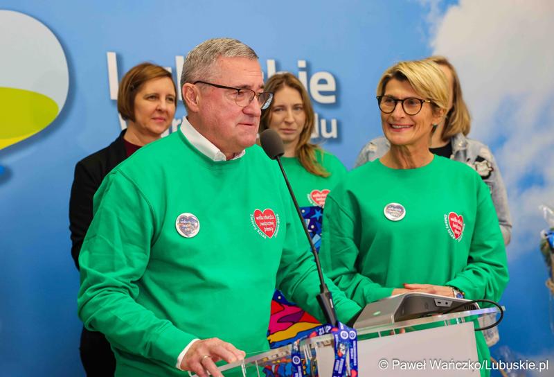 Uczestnicy konferencji prasowej dot. wsparcia, jakie Województwie Lubuskie udzieliło lubuskim sztabom 33. Finału Wielkiej Orkiestry Świątecznej Pomocy