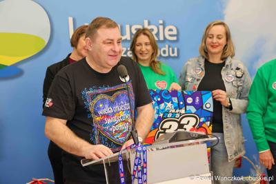 Wicemarszałek Grzegorz Potęga przemawia podczas konferencji prasowej dot. wsparcia, jakie Województwie Lubuskie udzieliło lubuskim sztabom 33. Finału Wielkiej Orkiestry Świątecznej Pomocy