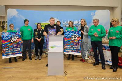 Wicemarszałek Grzegorz Potęga przemawia podczas konferencji prasowej dot. wsparcia, jakie Województwie Lubuskie udzieliło lubuskim sztabom 33. Finału Wielkiej Orkiestry Świątecznej Pomocy