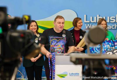 Wicemarszałek Grzegorz Potęga przemawia podczas konferencji prasowej dot. wsparcia, jakie Województwie Lubuskie udzieliło lubuskim sztabom 33. Finału Wielkiej Orkiestry Świątecznej Pomocy
