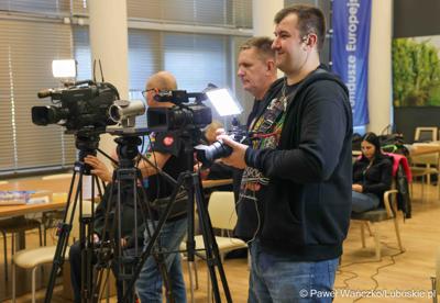 Uczestnicy konferencji prasowej dot. wsparcia, jakie Województwie Lubuskie udzieliło lubuskim sztabom 33. Finału Wielkiej Orkiestry Świątecznej Pomocy