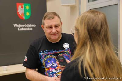 Wicemarszałek Grzegorz Potęga udziela wywiadu mediom