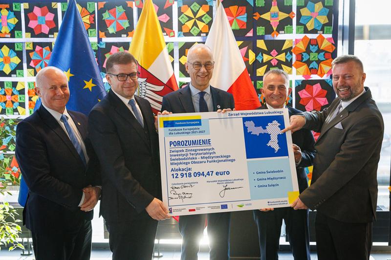 Świebodzin, Międzyrzecz i Sulęcin to samorządy zrzeszone w Związku Zintegrowanych Inwestycji Terytorialnych Świebodzińsko-Międzyrzeckiego Miejskiego Obszaru Funkcjonalnego. Przypieczętowały to porozumienie 29 stycznia 2025 r. w Świebodzińskim Domu Kultury.