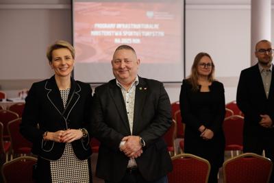 30 stycznia 2025 r. w Lubniewicach Zarząd Województwa Lubuskiego i parlamentarzyści rozmawiali z wiceministrem sportu i turystyki Ireneuszem Rasiem nt. założeń programu rozwoju infrastruktury sportowej