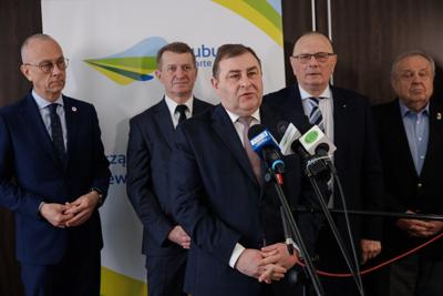 30 stycznia 2025 r. w Lubniewicach Zarząd Województwa Lubuskiego i parlamentarzyści rozmawiali z wiceministrem sportu i turystyki Ireneuszem Rasiem nt. założeń programu rozwoju infrastruktury sportowej