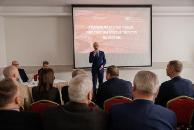 30 stycznia 2025 r. w Lubniewicach Zarząd Województwa Lubuskiego i parlamentarzyści rozmawiali z wiceministrem sportu i turystyki Ireneuszem Rasiem nt. założeń programu rozwoju infrastruktury sportowej