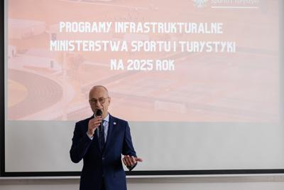 30 stycznia 2025 r. w Lubniewicach Zarząd Województwa Lubuskiego i parlamentarzyści rozmawiali z wiceministrem sportu i turystyki Ireneuszem Rasiem nt. założeń programu rozwoju infrastruktury sportowej