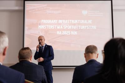 30 stycznia 2025 r. w Lubniewicach Zarząd Województwa Lubuskiego i parlamentarzyści rozmawiali z wiceministrem sportu i turystyki Ireneuszem Rasiem nt. założeń programu rozwoju infrastruktury sportowej