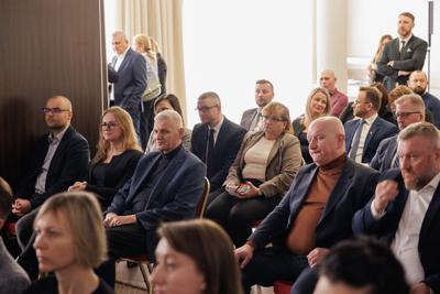 30 stycznia 2025 r. w Lubniewicach Zarząd Województwa Lubuskiego i parlamentarzyści rozmawiali z wiceministrem sportu i turystyki Ireneuszem Rasiem nt. założeń programu rozwoju infrastruktury sportowej