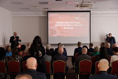 30 stycznia 2025 r. w Lubniewicach Zarząd Województwa Lubuskiego i parlamentarzyści rozmawiali z wiceministrem sportu i turystyki Ireneuszem Rasiem nt. założeń programu rozwoju infrastruktury sportowej