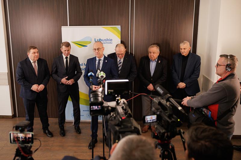 30 stycznia 2025 r. w Lubniewicach Zarząd Województwa Lubuskiego i parlamentarzyści rozmawiali z wiceministrem sportu i turystyki Ireneuszem Rasiem nt. założeń programu rozwoju infrastruktury sportowej