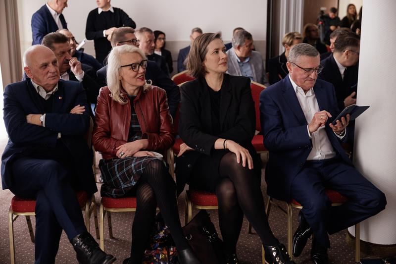 30 stycznia 2025 r. w Lubniewicach Zarząd Województwa Lubuskiego i parlamentarzyści rozmawiali z wiceministrem sportu i turystyki Ireneuszem Rasiem nt. założeń programu rozwoju infrastruktury sportowej
