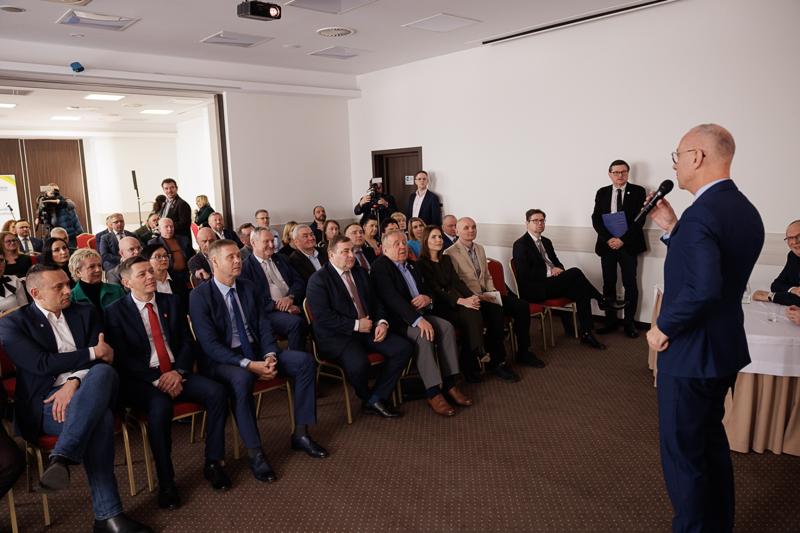 30 stycznia 2025 r. w Lubniewicach Zarząd Województwa Lubuskiego i parlamentarzyści rozmawiali z wiceministrem sportu i turystyki Ireneuszem Rasiem nt. założeń programu rozwoju infrastruktury sportowej