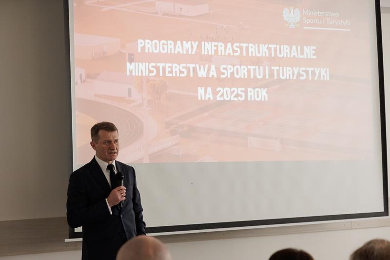 30 stycznia 2025 r. w Lubniewicach Zarząd Województwa Lubuskiego i parlamentarzyści rozmawiali z wiceministrem sportu i turystyki Ireneuszem Rasiem nt. założeń programu rozwoju infrastruktury sportowej