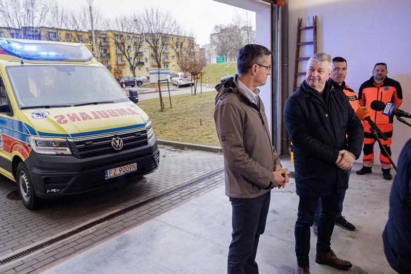 Szpital Uniwersytecki w Zielonej Górze ma nową karetkę pediatryczną. Przekazanie sprzętu zakupionego w ramach dotacji z budżetu Województwa Lubuskiego odbyło się w piątek, 31 stycznia 2025 r.