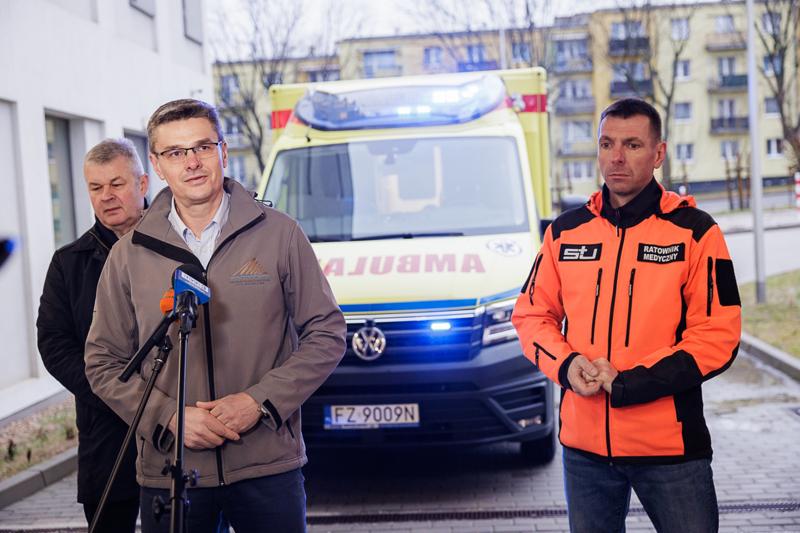 Szpital Uniwersytecki w Zielonej Górze ma nową karetkę pediatryczną. Przekazanie sprzętu zakupionego w ramach dotacji z budżetu Województwa Lubuskiego odbyło się w piątek, 31 stycznia 2025 r.