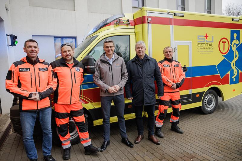 Szpital Uniwersytecki w Zielonej Górze ma nową karetkę pediatryczną. Przekazanie sprzętu zakupionego w ramach dotacji z budżetu Województwa Lubuskiego odbyło się w piątek, 31 stycznia 2025 r.