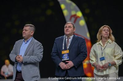 Wicemarszałek Województwa Lubuskiego Grzegorz Potęga przyglądał się zmaganiom lekkoatletów podczas halowego mityngu Gorzów Jump Festival.