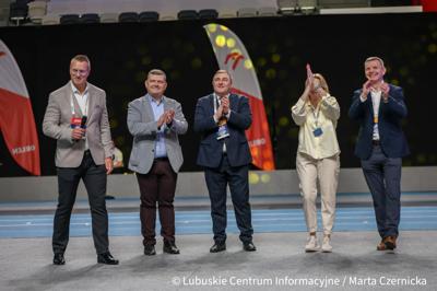 Wicemarszałek Województwa Lubuskiego Grzegorz Potęga przyglądał się zmaganiom lekkoatletów podczas halowego mityngu Gorzów Jump Festival.