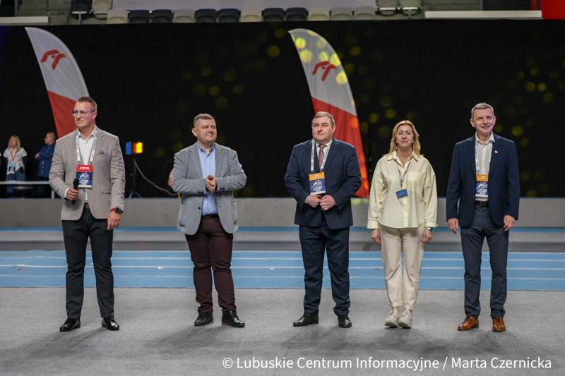 Wicemarszałek Województwa Lubuskiego Grzegorz Potęga przyglądał się zmaganiom lekkoatletów podczas halowego mityngu Gorzów Jump Festival.