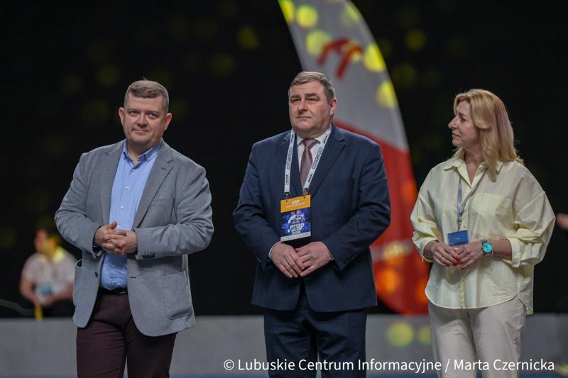 Wicemarszałek Województwa Lubuskiego Grzegorz Potęga przyglądał się zmaganiom lekkoatletów podczas halowego mityngu Gorzów Jump Festival.