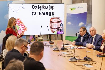 5 lutego w Sali Prasowej rozmawialiśmy o nowej inicjatywie – tworzeniu szlaków kulinarnych w naszym regionie. To szansa na promocję lokalnych smaków i tradycji, ale też impuls dla turystyki i rozwoju małych producentów.