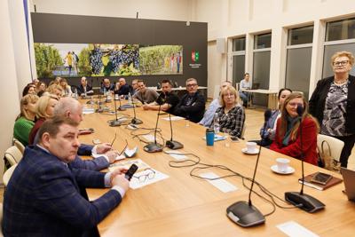 5 lutego w Sali Prasowej rozmawialiśmy o nowej inicjatywie – tworzeniu szlaków kulinarnych w naszym regionie. To szansa na promocję lokalnych smaków i tradycji, ale też impuls dla turystyki i rozwoju małych producentów.