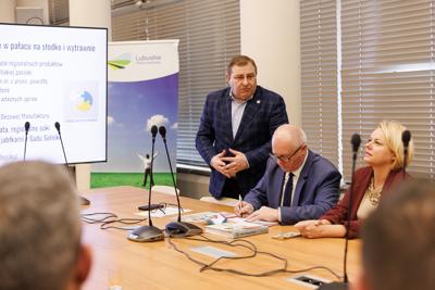 5 lutego w Sali Prasowej rozmawialiśmy o nowej inicjatywie – tworzeniu szlaków kulinarnych w naszym regionie. To szansa na promocję lokalnych smaków i tradycji, ale też impuls dla turystyki i rozwoju małych producentów.