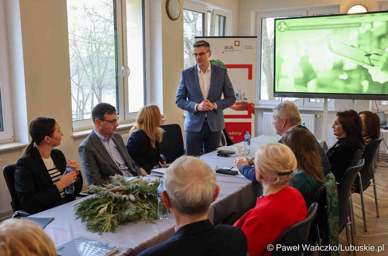 Wicemarszałek województwa lubuskiego Sebastian Ciemnoczołowski przemawia do przedstawicieli lubuskich jednostek ochrony zdrowia podczas spotkania w Ciborzu.