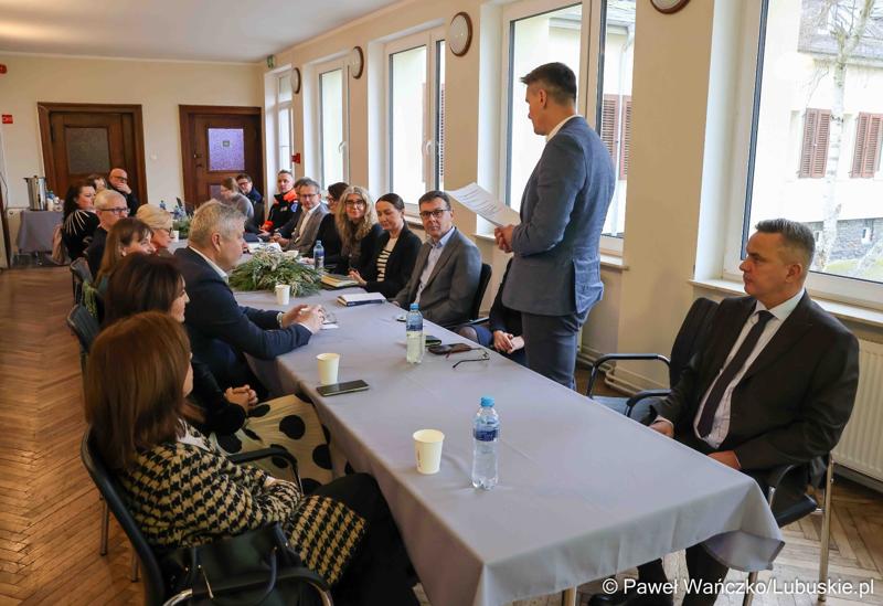 Wicemarszałek województwa lubuskiego Sebastian Ciemnoczołowski przemawia do przedstawicieli lubuskich jednostek ochrony zdrowia podczas spotkania w Ciborzu.