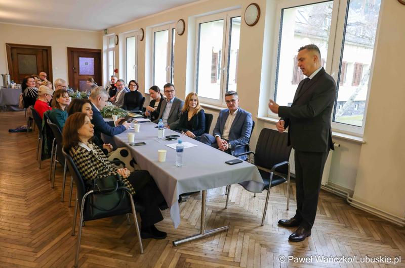 Spotkanie wicemarszałka województwa lubuskiego Sebastiana Ciemnoczołowskiego z przedstawicielami lubuskich jednostek ochrony zdrowia.