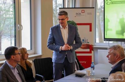 Wicemarszałek województwa lubuskiego Sebastian Ciemnoczołowski przemawia do przedstawicieli lubuskich jednostek ochrony zdrowia podczas spotkania w Ciborzu.