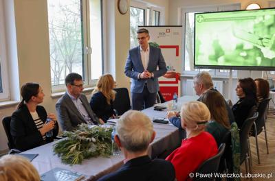 Wicemarszałek województwa lubuskiego Sebastian Ciemnoczołowski przemawia do przedstawicieli lubuskich jednostek ochrony zdrowia podczas spotkania w Ciborzu.