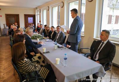 Wicemarszałek województwa lubuskiego Sebastian Ciemnoczołowski przemawia do przedstawicieli lubuskich jednostek ochrony zdrowia podczas spotkania w Ciborzu.