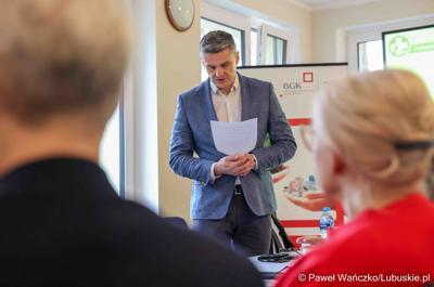 Wicemarszałek województwa lubuskiego Sebastian Ciemnoczołowski przemawia do przedstawicieli lubuskich jednostek ochrony zdrowia podczas spotkania w Ciborzu.