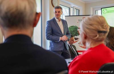 Wicemarszałek województwa lubuskiego Sebastian Ciemnoczołowski przemawia do przedstawicieli lubuskich jednostek ochrony zdrowia podczas spotkania w Ciborzu.