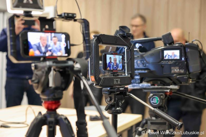 Uczestnicy konferencji prasowej w Szpitalu Uniwersytecki im. Karola Marcinkowskiego w Zielonej Górze podsumowującej rok pracy z robotem da Vinci