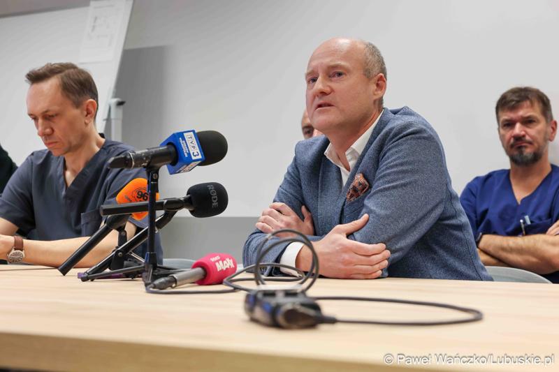 Uczestnicy konferencji prasowej w Szpitalu Uniwersytecki im. Karola Marcinkowskiego w Zielonej Górze podsumowującej rok pracy z robotem da Vinci