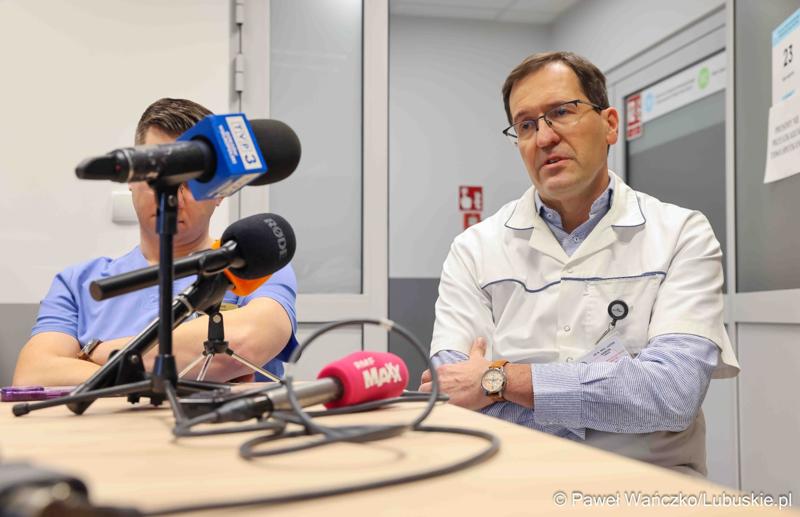 Uczestnicy konferencji prasowej w Szpitalu Uniwersytecki im. Karola Marcinkowskiego w Zielonej Górze podsumowującej rok pracy z robotem da Vinci