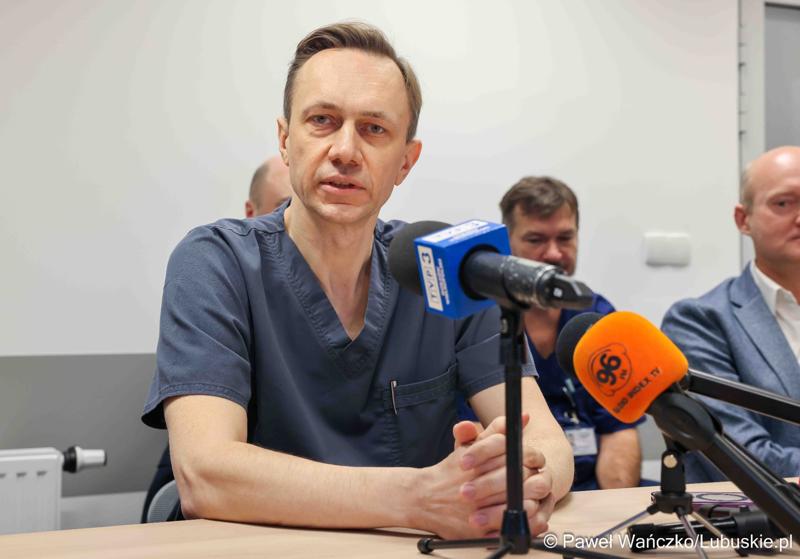 Uczestnicy konferencji prasowej w Szpitalu Uniwersytecki im. Karola Marcinkowskiego w Zielonej Górze podsumowującej rok pracy z robotem da Vinci