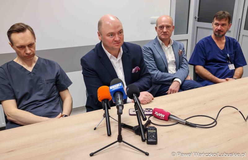 Uczestnicy konferencji prasowej w Szpitalu Uniwersytecki im. Karola Marcinkowskiego w Zielonej Górze podsumowującej rok pracy z robotem da Vinci