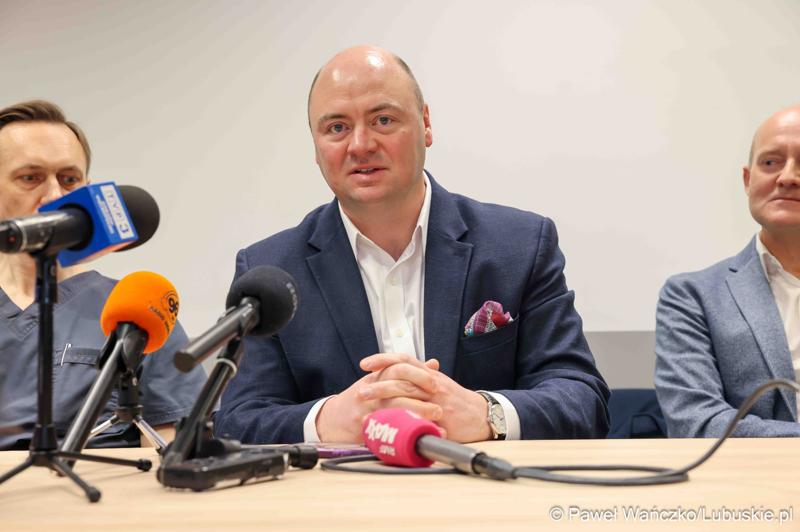 Uczestnicy konferencji prasowej w Szpitalu Uniwersytecki im. Karola Marcinkowskiego w Zielonej Górze podsumowującej rok pracy z robotem da Vinci
