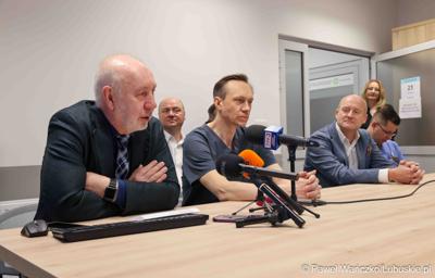 Uczestnicy konferencji prasowej w Szpitalu Uniwersytecki im. Karola Marcinkowskiego w Zielonej Górze podsumowującej rok pracy z robotem da Vinci