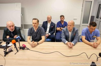 Uczestnicy konferencji prasowej w Szpitalu Uniwersytecki im. Karola Marcinkowskiego w Zielonej Górze podsumowującej rok pracy z robotem da Vinci