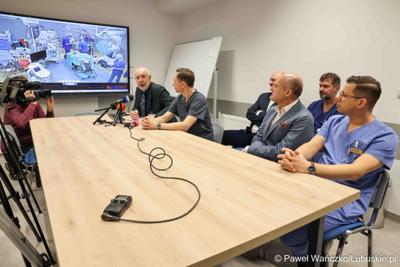Uczestnicy konferencji prasowej w Szpitalu Uniwersytecki im. Karola Marcinkowskiego w Zielonej Górze podsumowującej rok pracy z robotem da Vinci