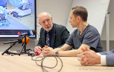 Uczestnicy konferencji prasowej w Szpitalu Uniwersytecki im. Karola Marcinkowskiego w Zielonej Górze podsumowującej rok pracy z robotem da Vinci