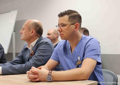 Uczestnicy konferencji prasowej w Szpitalu Uniwersytecki im. Karola Marcinkowskiego w Zielonej Górze podsumowującej rok pracy z robotem da Vinci