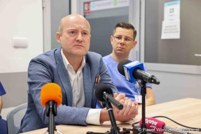 Uczestnicy konferencji prasowej w Szpitalu Uniwersytecki im. Karola Marcinkowskiego w Zielonej Górze podsumowującej rok pracy z robotem da Vinci