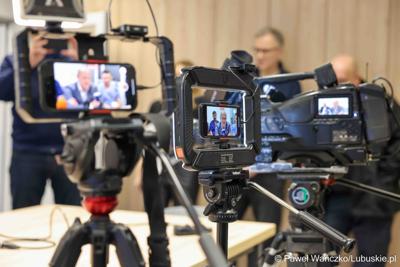 Uczestnicy konferencji prasowej w Szpitalu Uniwersytecki im. Karola Marcinkowskiego w Zielonej Górze podsumowującej rok pracy z robotem da Vinci