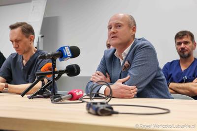 Uczestnicy konferencji prasowej w Szpitalu Uniwersytecki im. Karola Marcinkowskiego w Zielonej Górze podsumowującej rok pracy z robotem da Vinci